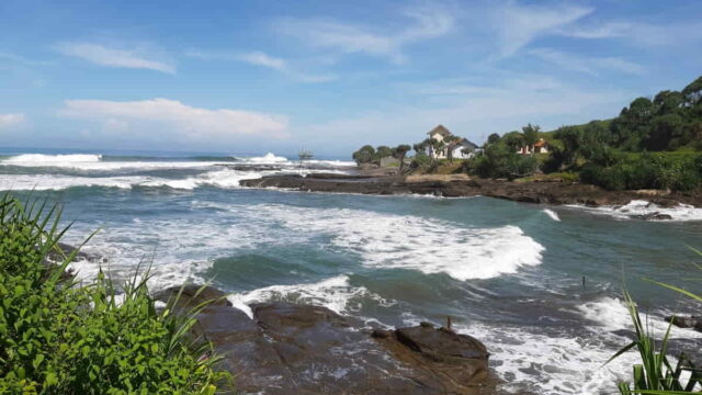 Pantai-Cicalobak-Garut.jpg