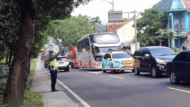 Puncak-Arus-Mudik-Mulai-Terjadi-di-Jalur-Selatan-Polres-Garut-Sudah-20-Kali-One-Way.jpg