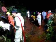 Tebing Setinggi 10 Meter di Tasikmalaya Longsor Tutup Akses Penghubung 3 Desa Tebing-10-meter-longsor.jpg
