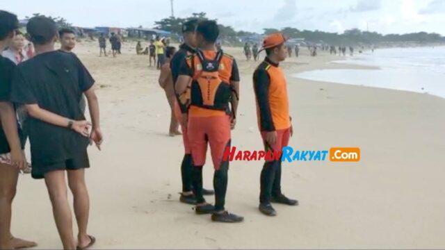 Wisatawan-Pantai-Santolo.jpg