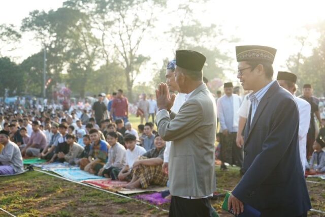 Bupati dan Wakil Bupati Laksanakan Salat Idul Fitri Tingkat Kabupaten Subang Bersama Ratusan Warga