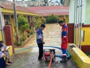 Damkar Banjarsari Ciamis Bersihkan Banjir Air dan Lumpur yang Merendam Sekolah Banjir.jpg