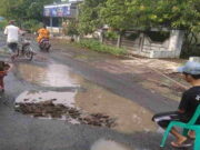 Bentuk Protes, Warga Kota Banjar Mancing Ikan di Jalan KH Dulbari yang Rusak Bentuk-Protes-Warga-Kota-Banjar-Mancing-Ikan-di-Jalan-KH-Dulbari-yang-Rusak.jpg