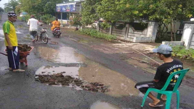 Bentuk-Protes-Warga-Kota-Banjar-Mancing-Ikan-di-Jalan-KH-Dulbari-yang-Rusak.jpg