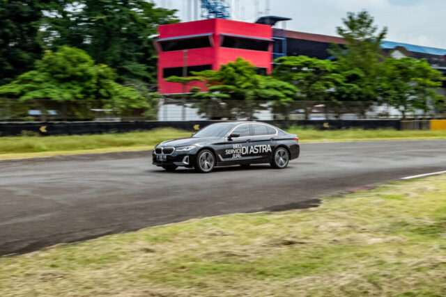 Circuit-Driving-Experience-dengan-BMW-Seri-5-scaled.jpg