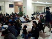 Demo Jalan Rusak, Ratusan Warga Mau Nginap di Kantor Bupati Tasikmalaya, Temuin Dong Kita Pak! Demo-Ratusan-Warga.jpg