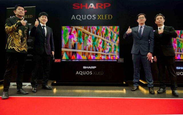 Foto-1-SEID-Presiden-Direktur-Shinji-Teraoka-berfoto-bersama-top-manajemen-Sharp-corporations-TV-system-business-unit_800x504.jpg