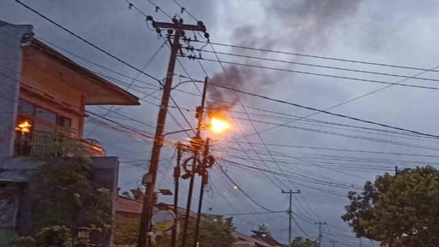 Gegara-Korsleting-Lampu-Mercury-di-Jalan-Raya-Golat-Ciamis-Terbakar.jpg