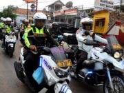 TNI-POLRI Laksanakan Patroli Sambil Bagikan Sembako kepada Masyarakat Subang