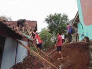 Hujan Deras, Rumah Warga di Mekarjadi Ciamis Jebol Tertimpa Longsor IMG_20230503_115135_X9p7YUVZ5v_hKqpeWGz6H.jpeg
