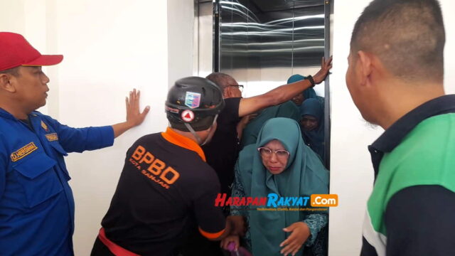 Ibu-Ibu-PKK-Terjebak-Lift-di-Gedung-Perpustakaan-Kota-Banjar.jpg