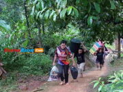 Potret Kades Saguling Ciamis Bantu Warga Korban Pergerakan Tanah Pindahkan Barang Kades-Saguling-Otong-Sutarman-Bantu-Warga.jpg