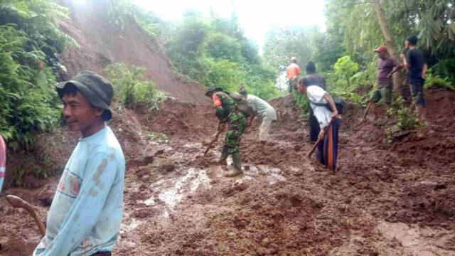 Longsor-di-Cisayong-Tasikmalaya-Tutup-Jalan-Akses-Kendaraan-Lumpuh.jpg