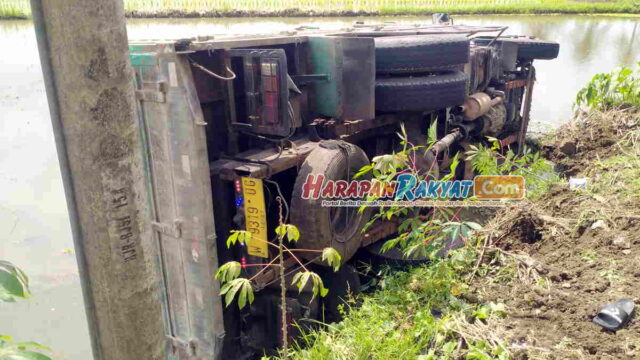 Mobil-Truk-Oleng-dan-Terjerembab-ke-Sawah-di-Kertahayu-Ciamis.jpg