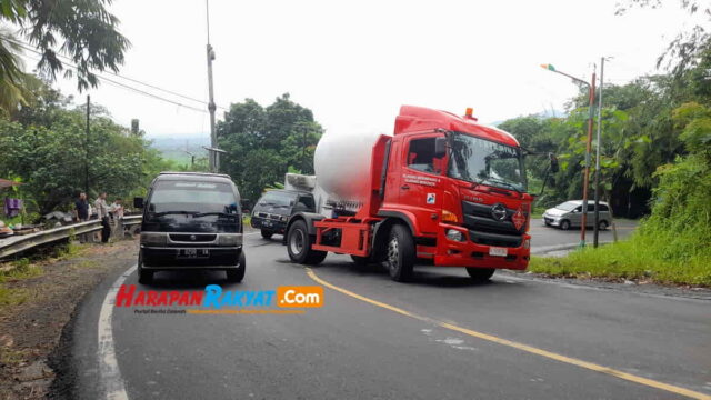 Mobil-tangki-Pertamina-tak-kuat-nanjak-di-Tepung-Kanjut-Kota-Banjar.jpg