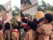 Momen Lucu Sekelompok Anak SD Hadiri Pernikahan Gurunya Viral, Bawa Kado Perabotan! Momen-Lucu-Sekelompok-Anak-SD.jpg