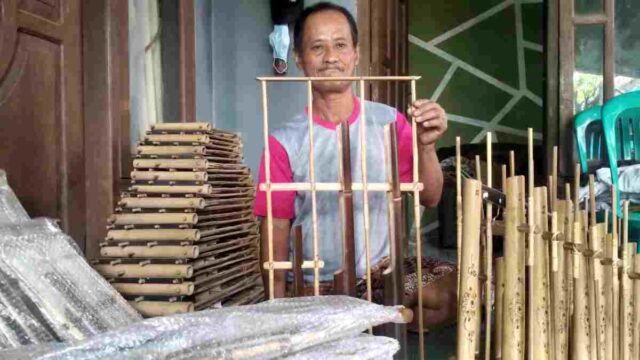 Pengrajin-Angklung-1.jpg