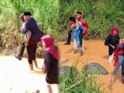 Perjuangan Menuju Pelaminan, Pengantin di Sulsel Terpaksa Digendong Sebrangi Sungai Perjuangan-Menuju-Pelaminan-Pengantin-di-Sulsel-Terpaksa-Digendong-Sebrangi-Sungai.jpg