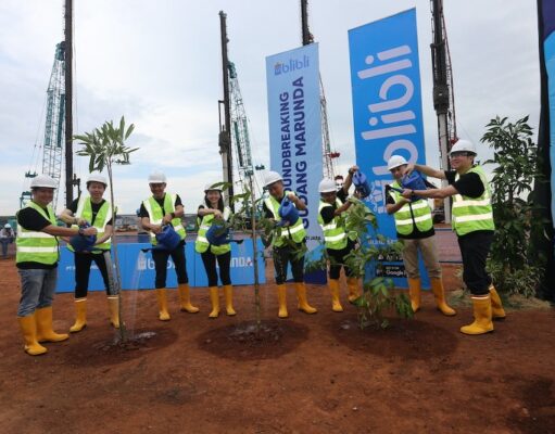 Blibli Memulai Pembangunan Gudang Terbesar di Marunda, Menyokong Ekosistem Perdagangan dan Logistik Indonesia Prosesi-Seremoni-Penyiraman-Tanaman-Meresmikan-Pembangunan-Warehouse-Marunda-11_5_800x534.jpg