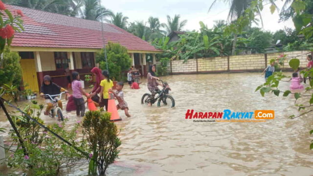 Sekolah-dan-rumah-di-Lakbok-Ciamis-kebanjiran.jpg