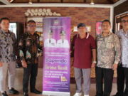 Taat Bayar Pajak, 2 Restoran di Ciamis Dapat Hadiah Lampu Penerangan Taat-Bayar-Pajak-2-Restoran-di-Ciamis-Dapat-Hadiah-Lampu-Penerangan.jpeg