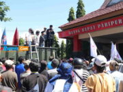 Ratusan Petani Geruduk DPRD Pangandaran, Minta Usut Tuntas Penganiayaan dan Pengrusakan Rumah di Wonoharjo Unjuk-Rasa-di-DPRD-Pangandaran.jpg