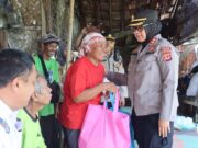 Sambil Patroli desa Kapolres Subang AKBP Sumarni, Sambangi Rumah Caswan Yang Tidak Layak Huni