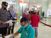 Bhabin Kamtibmas Polres Subang Antar Penderita Tumor Kepala Berobat