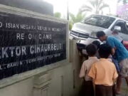 3 Kendaraan Terlibat Kecelakaan Beruntun, Mobil APV Tabrak Kantor Polsek Cihaurbeuti Ciamis Kecelakaan-di-Cihaurbeuti-Tasikmalaya.jpg