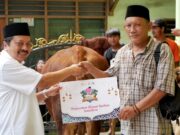 Smartfren Salurkan Hewan Kurban untuk Memperingati Idul Adha 1444 H Merza-Fachys-President-Director-Smartfren-menyerahkan-hewan-kurban-secara-simbolis_800x450.jpg
