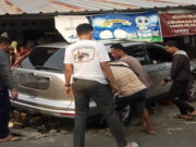 Sopir Diduga Mengantuk, Minibus Tabrak Warung Sayuran di Pangandaran Minibus-Tabrak-Warung-Sayuran-di-Pangandaran.jpg