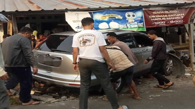 Minibus-Tabrak-Warung-Sayuran-di-Pangandaran.jpg