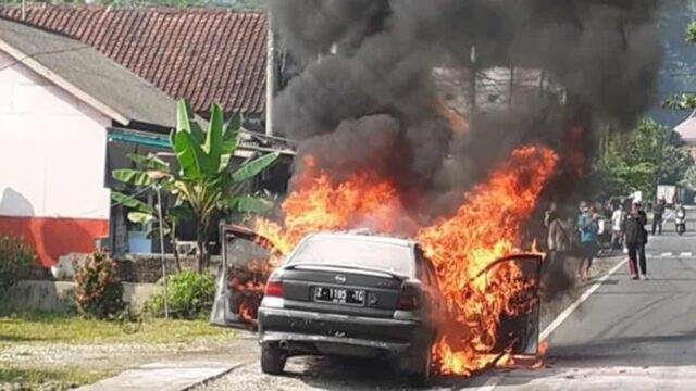 Mobil-Sedan-Tiba-tiba-Terbakar-di-Jalan-Raya-Kalipucang-Pangandaran.jpg