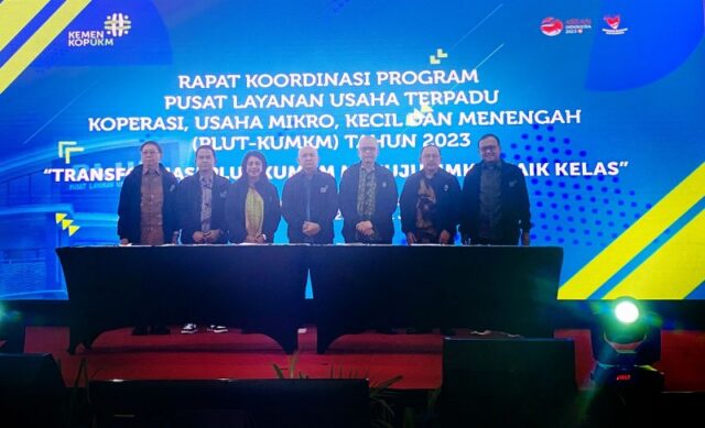 Penandatanganan-MoU-antara-KemenkopUKM-dan-pihak-swasta-serta-BUMN-315.-PT-Erajaya-Swasembada-Tbk-diwakili-oleh-Hasan-Aula-selaku-Wakil-Direktur-Utama-paling-kiri_800x486.jpg