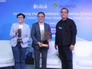 Blibli Pertegas Operational Excellence Bersertifikasi Halal dari BPJPH PenyerahanplakatkepadaBPJPHdariBlibli._copy_800x533.jpg