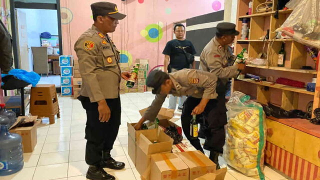 Polisi-amankan-puluhan-botol-miras-dari-kios-di-Kota-Banjar.jpg