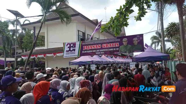 Ribuan-Masyarakat-Serbu-Jajanan-Gratis-Peringatan-Hari-Jadi-Ciamis-Ada-yang-Pingsan.jpg