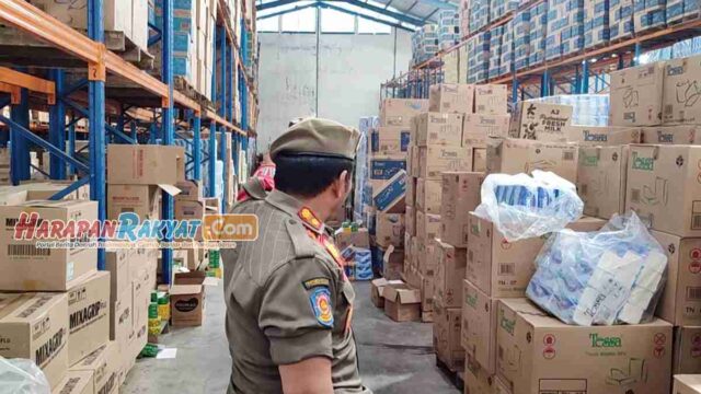 Satpol-PP-Kota-Tasikmalaya-Amankan-Ribuan-Botol-Miras-di-Sebuah-Gudang.jpg