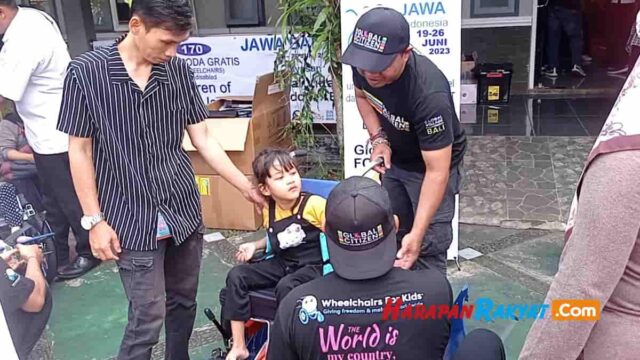 Seorang-Ibu-di-Ciamis-Bahagia-Anaknya-Dapat-Kursi-Roda-Gratis-dari-Global-Village-Foundation.jpg