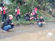 Tak Kunjung Ada Perbaikan, Warga Garut Mancing Massal di Jalan Berlubang Tak-Kunjung-Ada-Perbaikan-Warga-Garut-Gelar-Mancing-Massal-di-Jalan-Berlubang.jpg