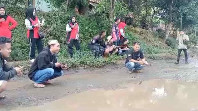 Tak-Kunjung-Ada-Perbaikan-Warga-Garut-Gelar-Mancing-Massal-di-Jalan-Berlubang.jpg