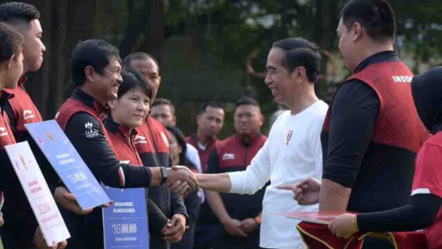 jokowi-berikan-bonus.jpg