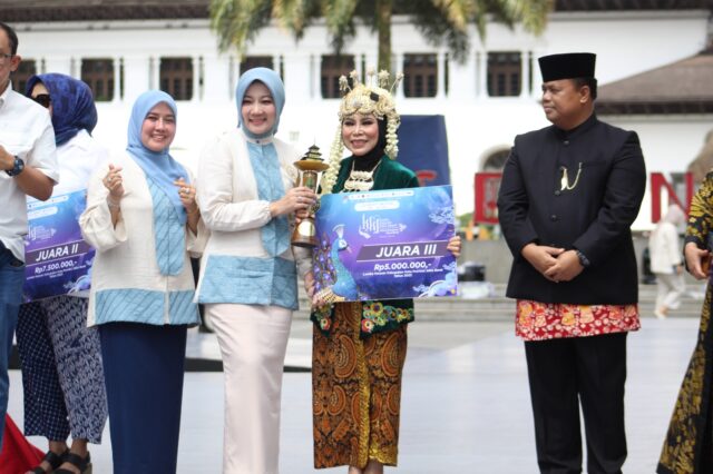 Dekranasda Kabupaten Subang Raih Juara Ketiga dalam Helaran Pekan Kerajinan Jawa Barat 2023