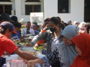 Nyate Bersama Pemkab Subang Dengan Petugas Kebersihan dan Masyarakat Setempat Nyate Bersama Pemkab Subang Dengan Petugas Kebersihan dan Masyarakat Setempat