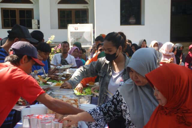 Nyate Bersama Pemkab Subang Dengan Petugas Kebersihan dan Masyarakat Setempat