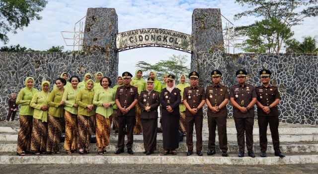 Peringati Hari Bhakti Adhyaksa ke-63, Kejari Subang Tabur Bunga di TMP Cidongkol