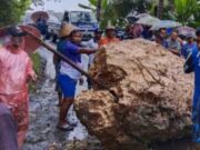 Sempat Tutupi Jalan, Warga Evakuasi Batu Besar di Pangandaran yang Longsor Batu-Besar.jpg