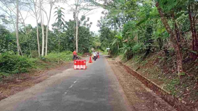 DPUPRP-Ciamis-Perbaiki-Akses-Jalan-ke-Jembatan-Cirahong-yang-Terbelah.jpg