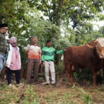 Foto-1-Perwakilan-Mitra-Pengemudi-bersama-perwakilan-manajemen-Grab-Indonesia-dengan-Sapi-Kurban-Seberat-1-Ton.jpg