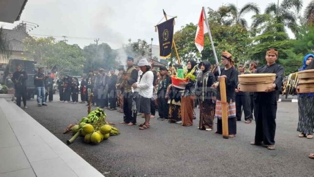 Kawargian-Pulo-Majeti-Seba-Hasil-Bumi-ke-Pemerintah-Kota-Banjar.jpg